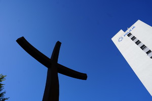 krzyż na tle nieba