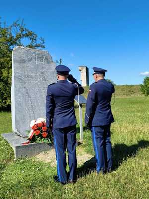 policjanci oddają hołd pomordowanym pod pomnikiem na krakowskim Płaszowie