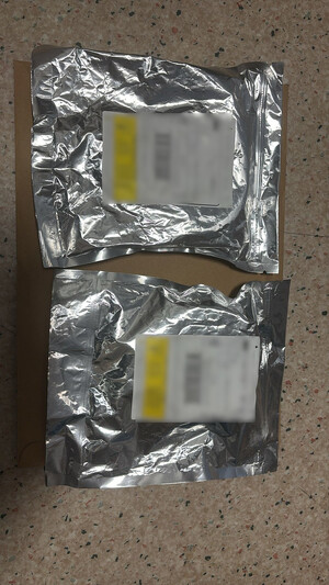 Dwa worki foliowe ze skradzionymi dyskami do szlifierek