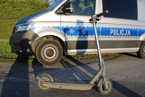 KPP Oświęcim. Hulajnoga w tle radiowóz.