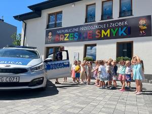 Zdjęcie przedszkolaków przy radiowozie