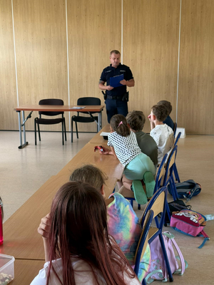 Policjant podczas spotkania z dziećmi w Solnym mieście