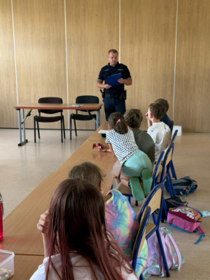 Policjant podczas spotkania z dziećmi w Solnym mieście