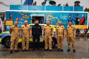 umundurowany policjant na wspólnym zdjęciu z umundurowanymi strażakami