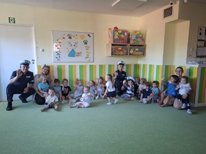 Pamiatkowe zdjęcie policjantów i żłobkowiczów