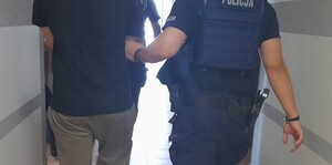 KPP Oświęcim. Zatrzymany obok umundurowany policjant.