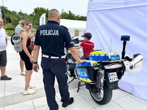 policjant na motocyklu z chłopcem
