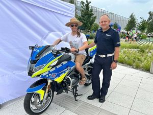 policjant z panem na motocyklu