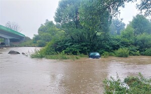KPP Oświęcim. Opel w rzece Sole w Łękach