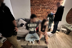 zatrzymani kobieta i mężczyzna w ich mieszkaniu