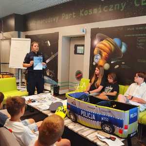 policjantka prezentująca Artystyczny PrzeWODNIK