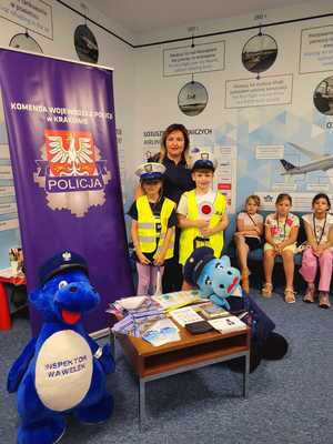 dzieci ubrane w kamizelki policyjne