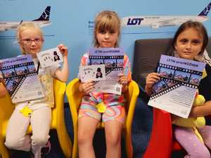 dziewczynki z plakatem