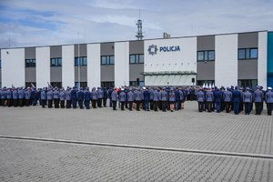 plac apelowy i zgromadzeni policjanci