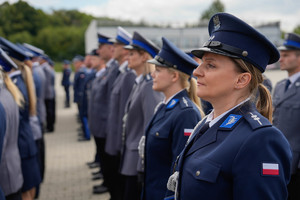 policjantka w nowym mundurze galowym