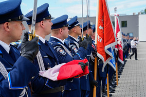 poczet flagowy w szeregu ze złożoną flagą