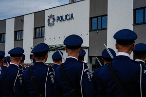 policjanci kompanii honorowej za pleców