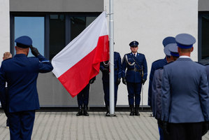 poczet flagowy w trakcie wciągania flagi na maszt