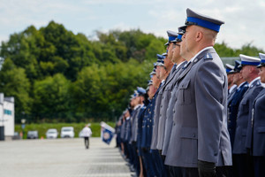 ustawieni w pododdziały policjanci do awanasów