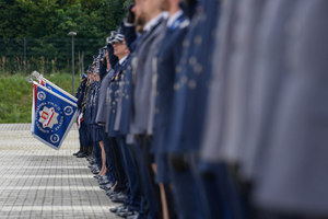 rząd policjantów na końcu opuszczony sztandar