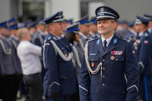 komendant kubiak w trakcie wręczania awansów