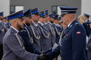 komendant miejski gratuluje awansu swoim podopiecznym