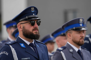 policjant w szeregu w okularach przeciwsłonecznych z brodą