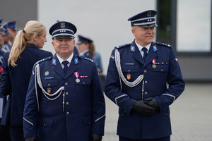 komendant miejski wraz z komendantem kudelą w trakcie wręczania awansów