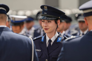 policjantka przyjmuje awans na wyższy stopień