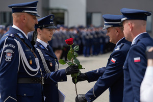 policjantka otrzymuje różę