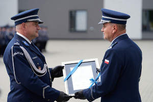 komendant wojewódzki otrzymuje pamiątkowe podziękowania od przewodniczącego nszzp