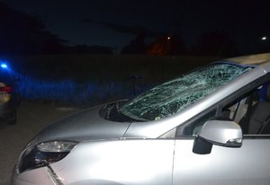 popękana szyba samochodu osobowego