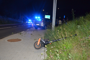 leżąca na poboczu hulajnoga