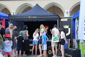 Młodzież przy stoisku profilaktycznym.