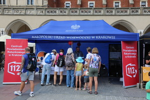 Przy stoisku profilaktycznym młodzież i dorośli.