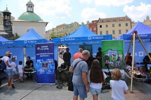 Stoisko Straży Pożarnej a obok pozostałe stoiska profilaktyczne