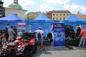 Strażacy przy stoiskach profilaktycznych