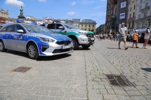 radiowóz policyjny i radiowóz straży granicznej