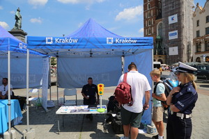 stoisko profilaktyczne z policjantami