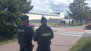 dwóch umundurowanych policjantów obserwujących sytuacje przed stadionem Cracovii