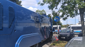 policyjne pojazdy zaparkowane nieopodal stadionu Cracovii