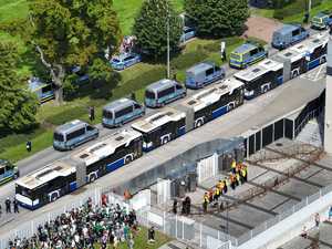 radiowozy oraz kibice zgromadzeni przy stadionie Cracovii.