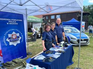 policjanci stojący przy stoisku profilaktycznym