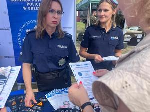 policjantka rozmawiajaca z seniorką trzymającą ulotkę