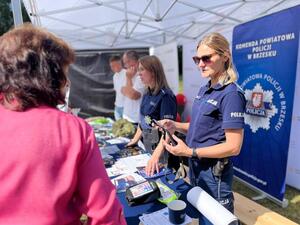 policjantka rozmawiająca z seniorką