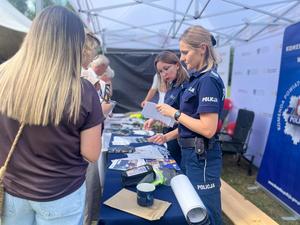 policjantki rozdające ulotki uczestnikom spotkania