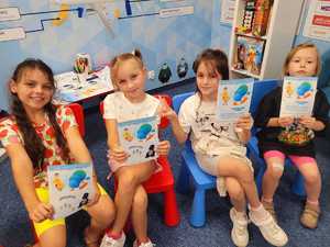 dziewyczynki z książeczkami