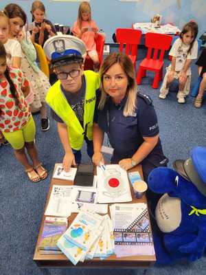 policjantka z chłopcem