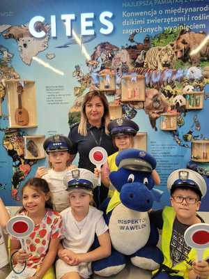 policjantka z dziećmi i inspektorem wawelkiem