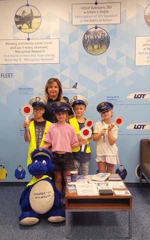 policjantka z dziećmi